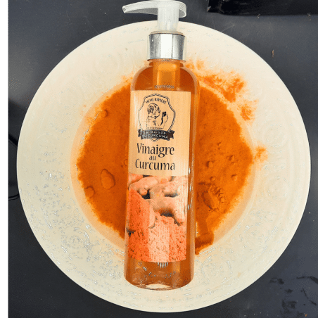 Le vinaigre de curcuma de la Maison du Curcuma né de la collaboration entre la maître Vinaigrier CHAIX et Mémé Rivière