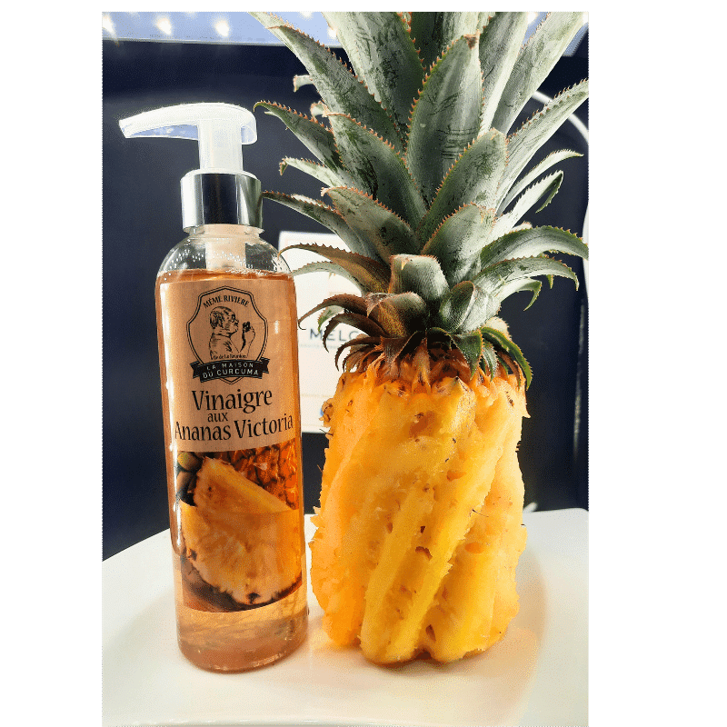 Le vinaigre d'ananas victoria de la Maison du Curcuma né de la collaboration entre la maître Vinaigrier CHAIX et Mémé Rivière