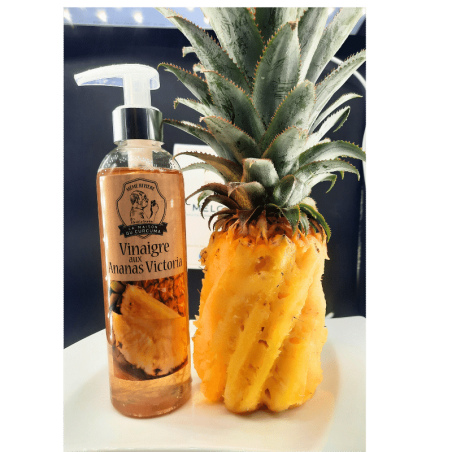 Le vinaigre d'ananas victoria de la Maison du Curcuma né de la collaboration entre la maître Vinaigrier CHAIX et Mémé Rivière